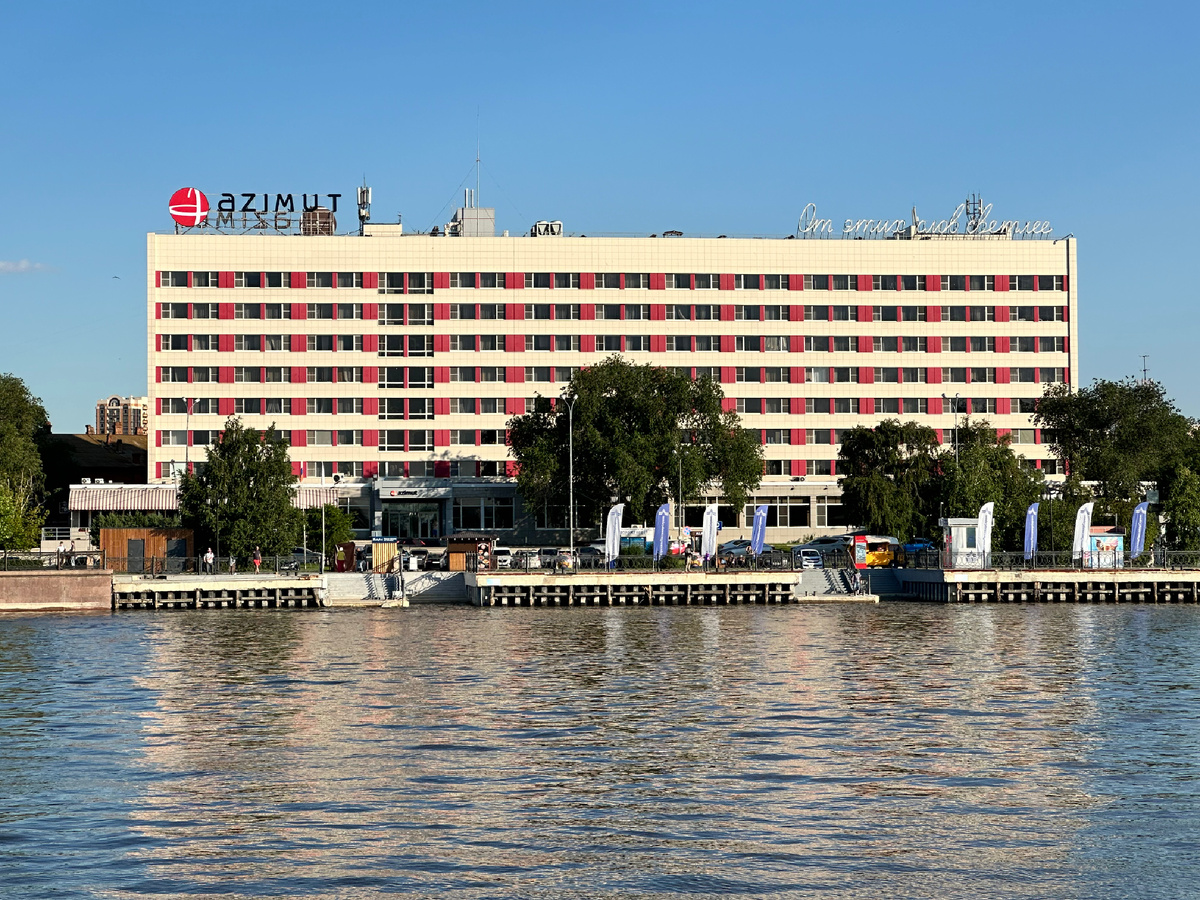 Астраханский Азимут с видом на Волгу.