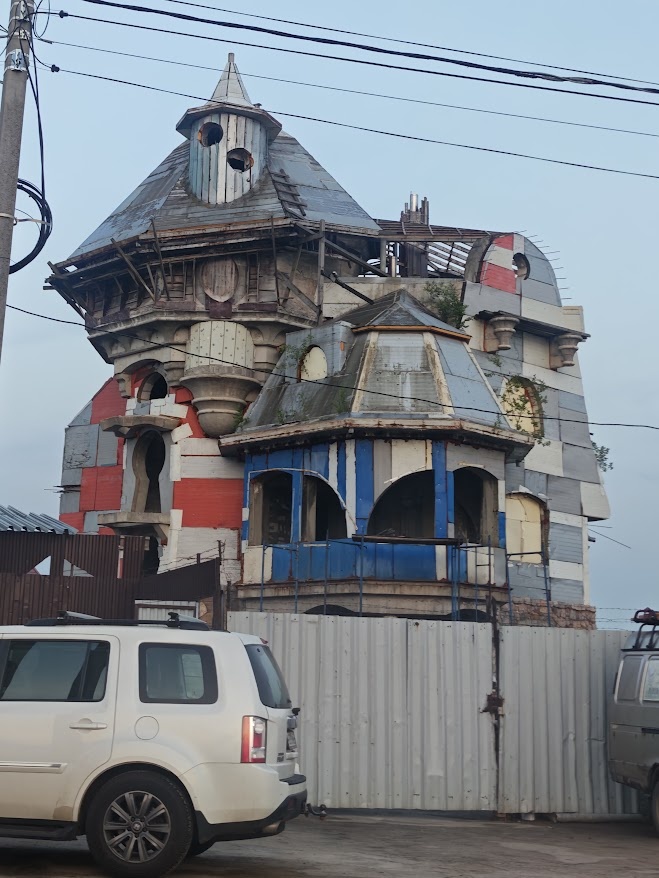Замок из сусора близ деревни Строкино