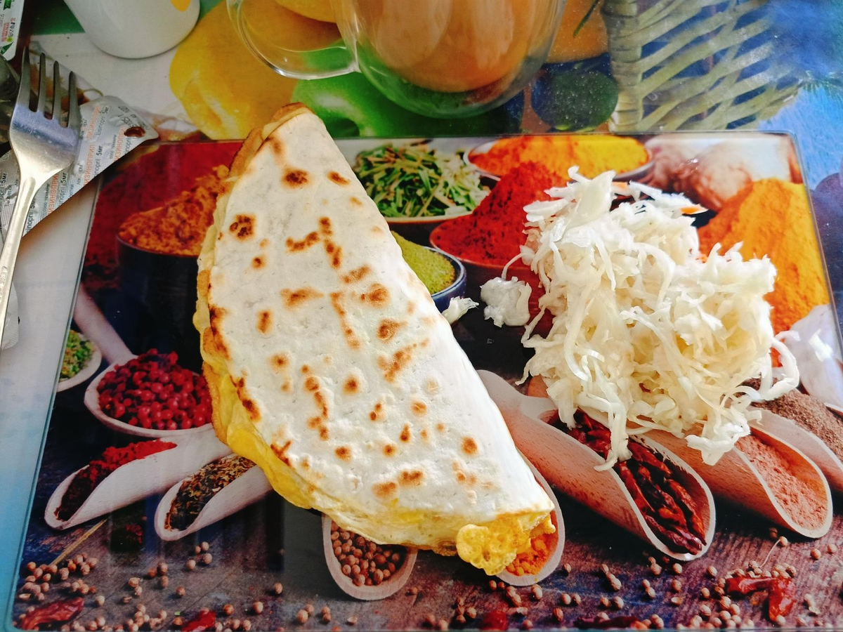 лепешка с яйцом и сыром