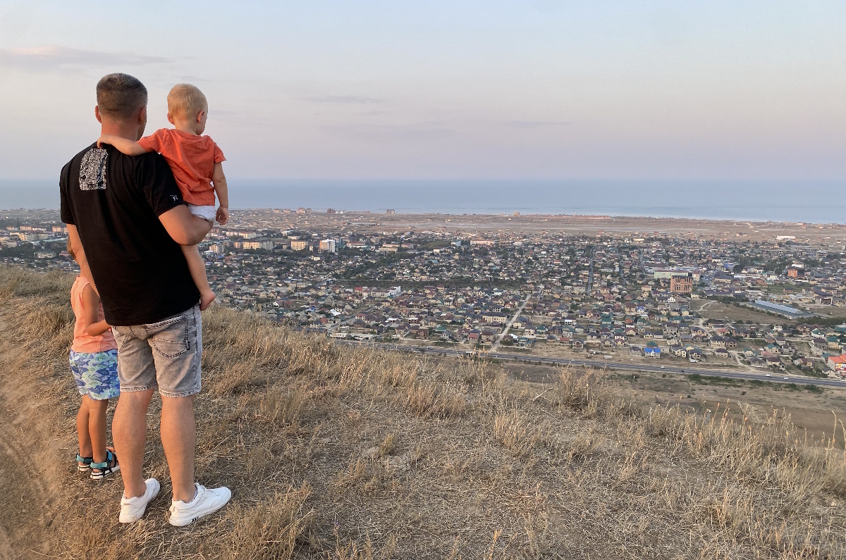 Вид на Каспийское море и Избербаш, пляж в котором мы выбрали для отдыха.