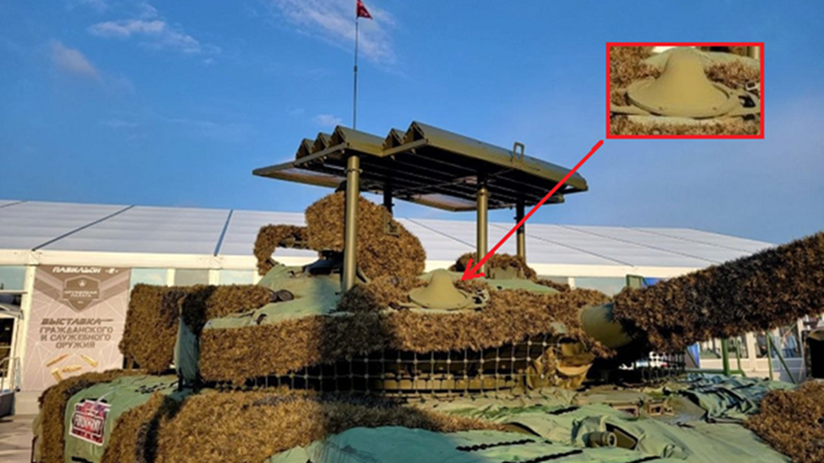 На фотографии: антидроновый комплекс РЭБ «Волнорез» на танке Т-80БВ. Выставка гражданского и служебного оружия «Армия-2023». Источник фото: https://dzen.ru/a/ZcsepjioHwztLVYM