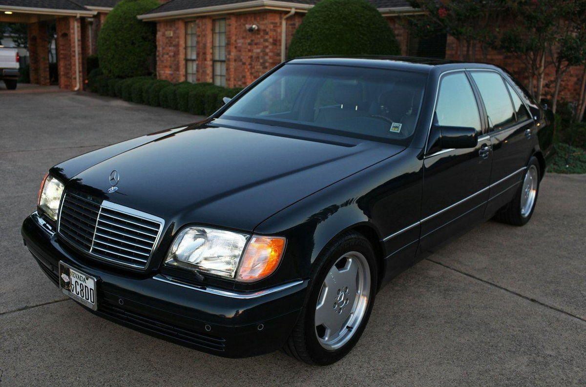 W140 — Mercedes той эпохи, когда слово “премиум” ещё звучало тяжело.