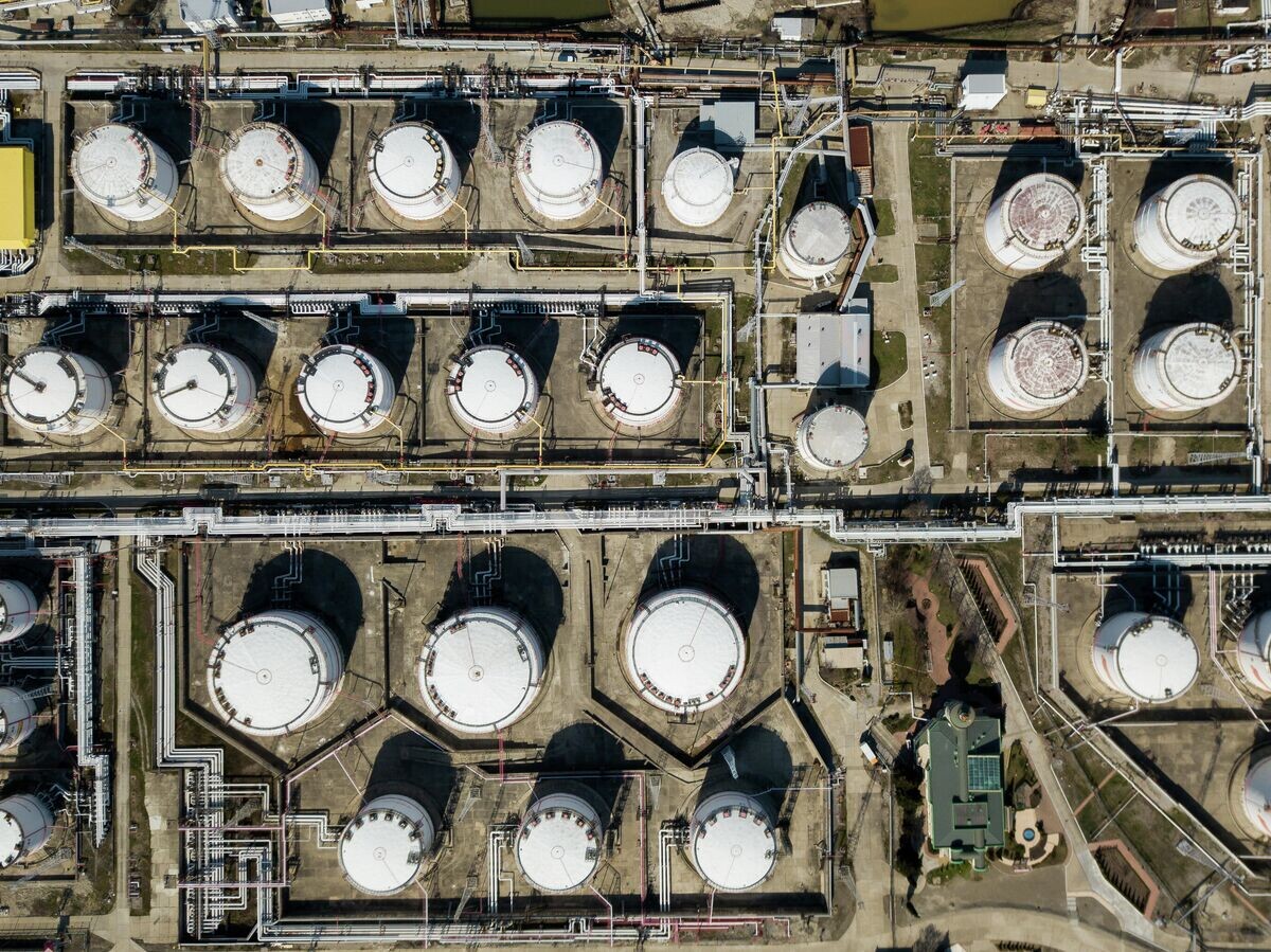    Туапсинский нефтеперерабатывающий завод | © РИА Новости / Виталий Тимкив