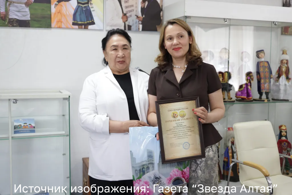 Слева: Светлана Полетаева, Председатель Регионального отделения Союза женщин России в Республике Алтай "Женщины Алтая - Алтайдын Эпшилери". Справа: Светлана Костина, союзница, автор книги.
