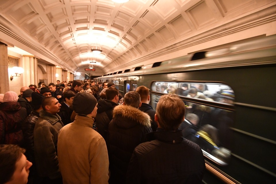    Человек упал на пути Некрасовской линии Мосметро Евгения ГУСЕВА