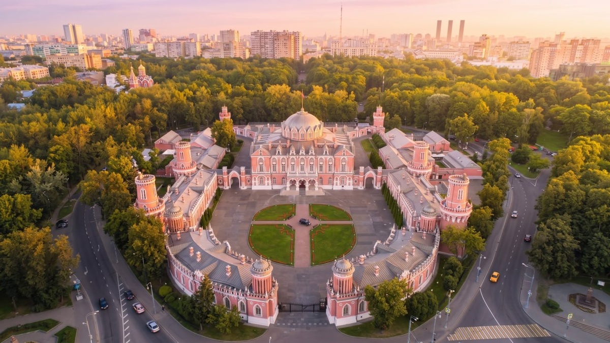 Петровский путевой дворец  в районе Аэропорт в Москве. 