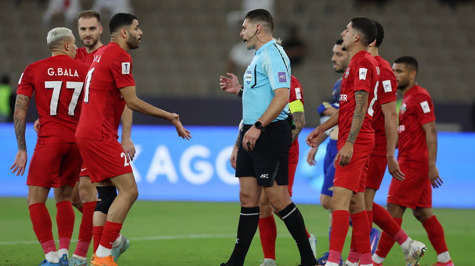 Судья Шон Эванс.📷Фото: Yasser Bakhsh / Getty Images