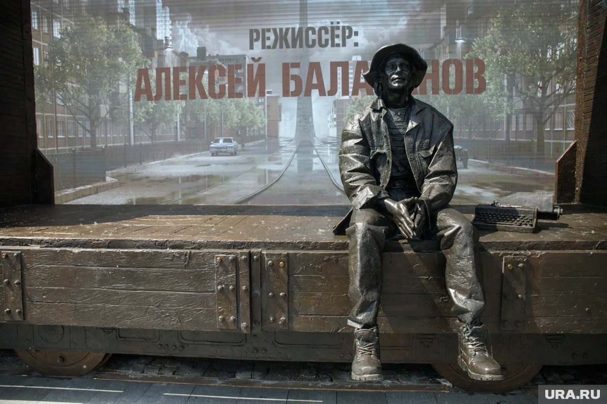     Идея установить памятник Алексею Балабанову родилась в августе 2024 года