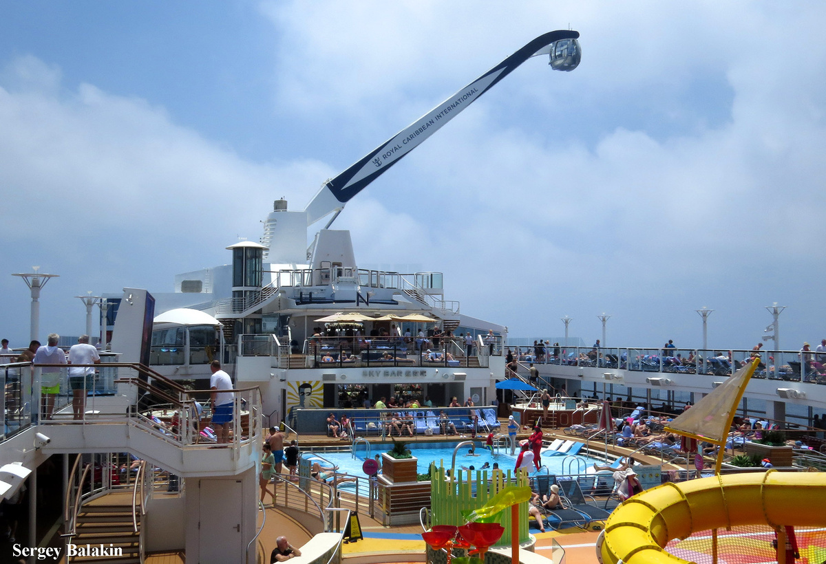 Капсула North Star совершает «полёт» над лайнером «Spectrum of the Seas». Здесь и далее все фото автора