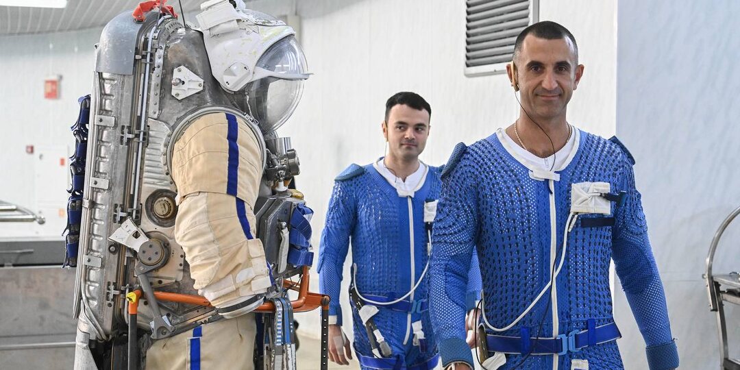Космонавты Роскосмоса Сергей Тетерятников и Арутюн Кивирян отработали типовые операции внекорабельной деятельности