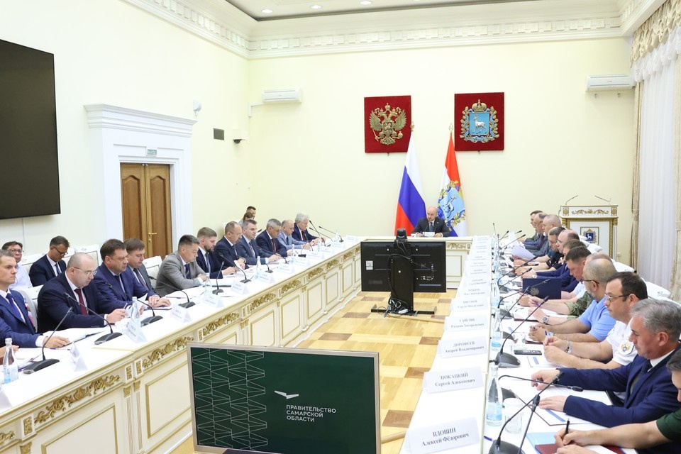    Заседание провел губернатор Вячеслав Федорищев правительство Самарской области