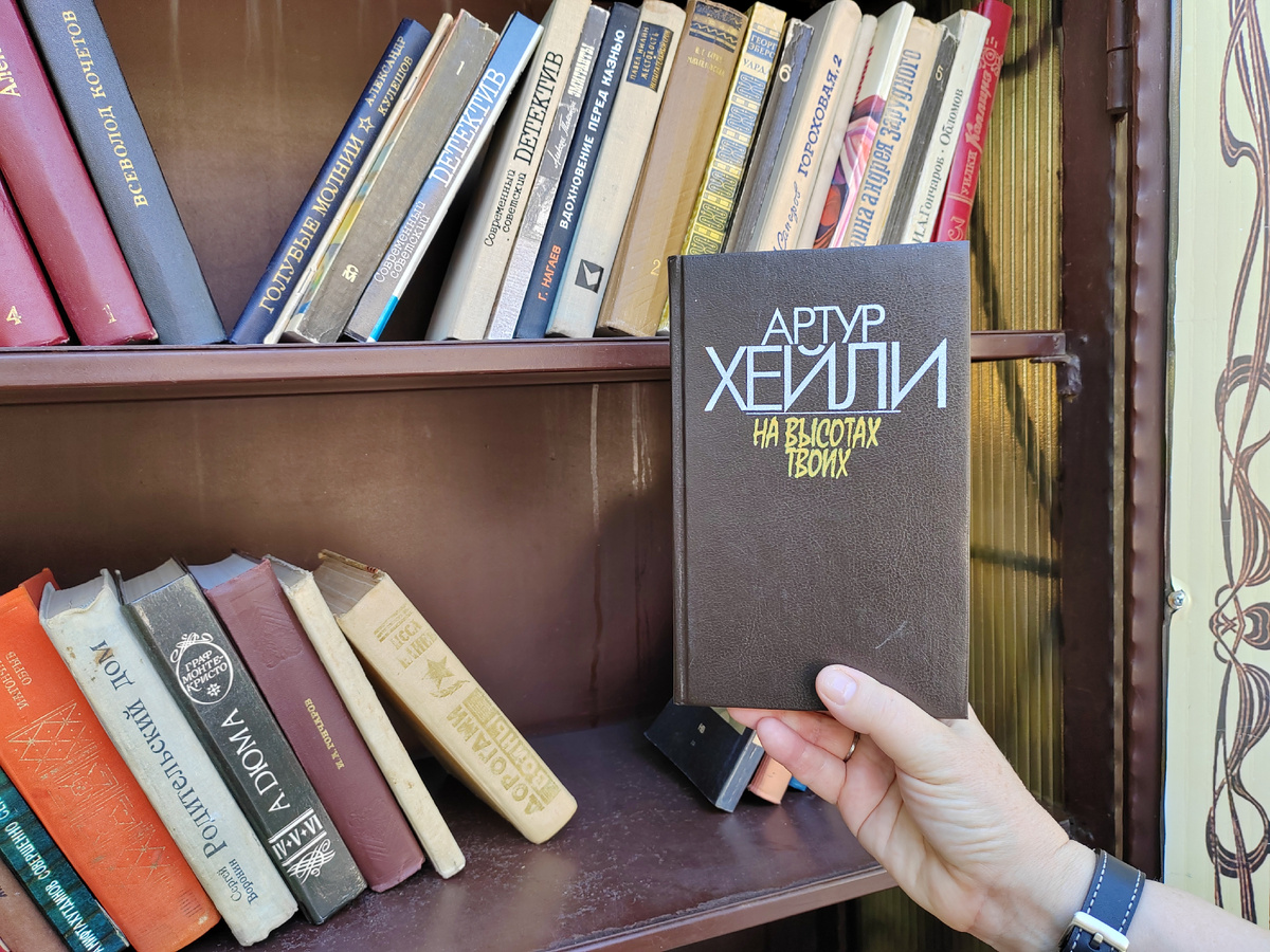 Уличный книжный шкаф в сквере у Астраханской государственной  филармонии (работает круглосуточно). 2026 г.