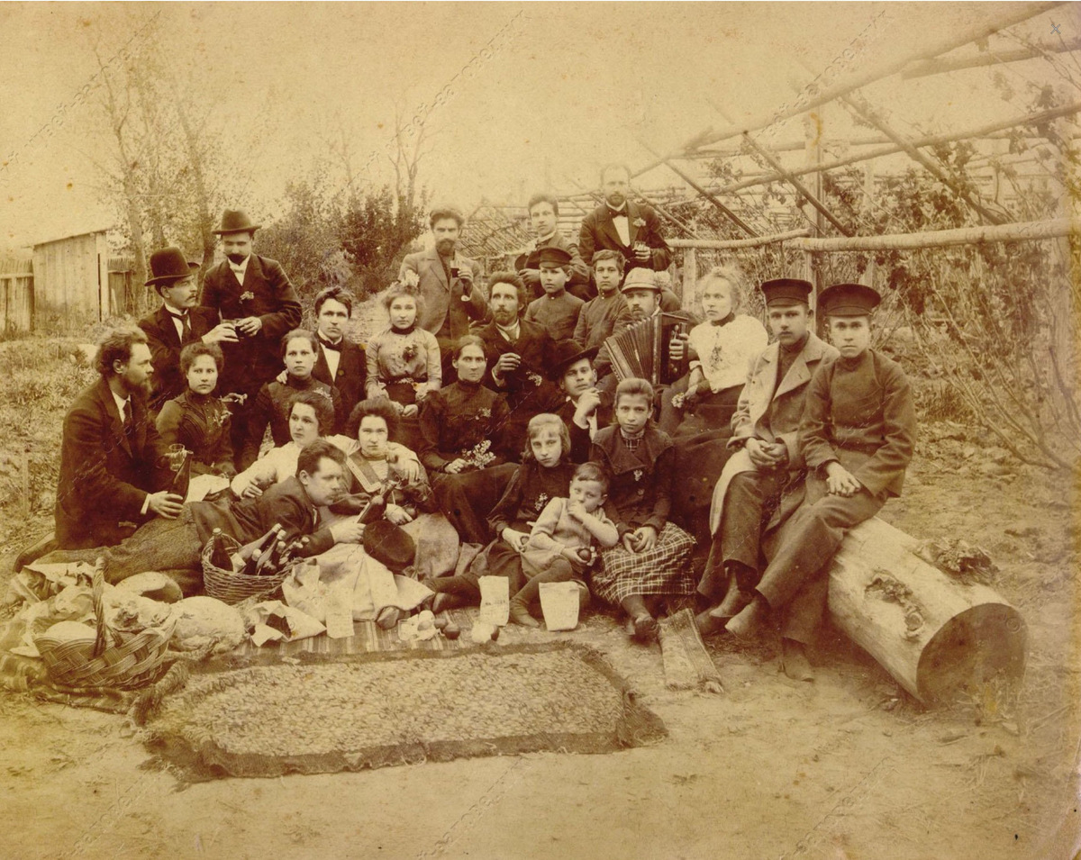 Фотография «Нестеров с женой среди друзей». Начало 1900-х гг. Собрание Рыбинского музея-заповедника