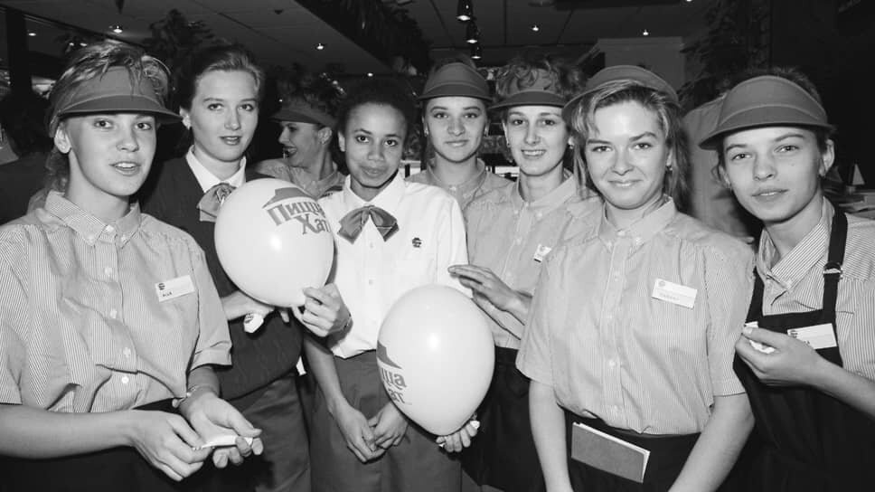 Первая пиццерия Pizza Hut в России, Москва, Кутузовский проспект, 1990 год.📷Фото: Виталий Созинов / ТАСС