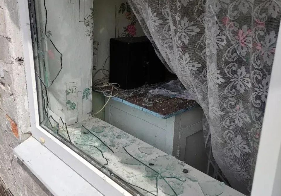    В некоторых домах оказались выбиты стекла. Фото - канал МАХ Евгения Балицкого