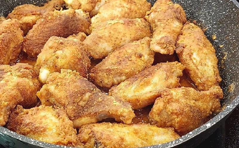Хрустящие куриные крылья: трюк с мукой, который изменит ваш взгляд на панировку