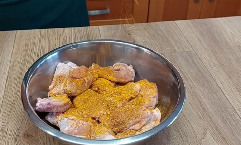 Хрустящие куриные крылья: трюк с мукой, который изменит ваш взгляд на панировку