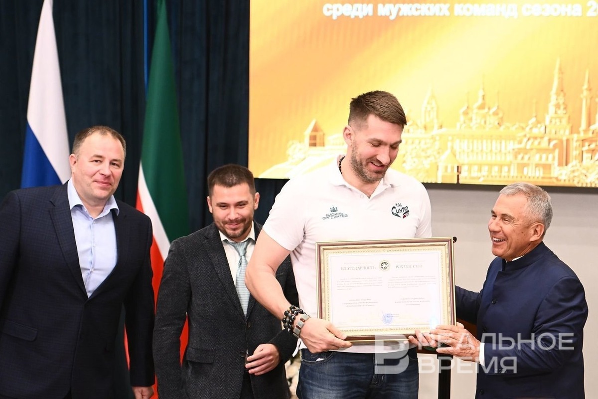    Рустам Минниханов вручает денежный сертификат Сергею Лисунову. Динар Фатыхов / realnoevremya.ru