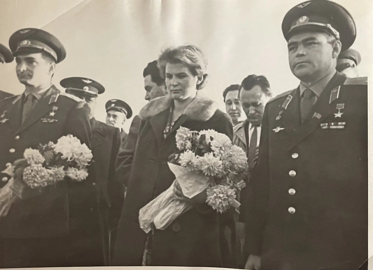    После визита в Индию Валентина Терешкова, Андриян Николаев, Валерий Быковский прилетели в Ташкент. Фото: из семейного архива Ирины Димовой