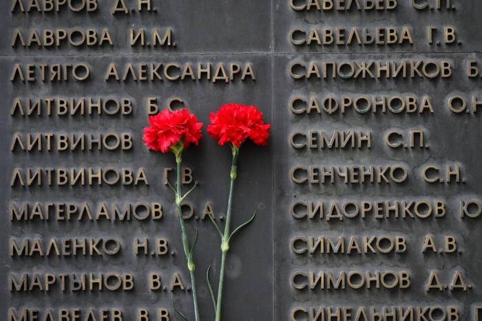Москва. Цветы у меориальной доски во время акции памяти, посвящённой 18-й годовщине террористического акта в театральном центре на Дубровке. Террористы в течение трёх дней держали в заложниках более 900 зрителей мюзикла «Нор-Ост». По официальным данным 130 человек погибли в результате теракта. Обложка © EPA/YURI KOCHETKOV/ТАСС