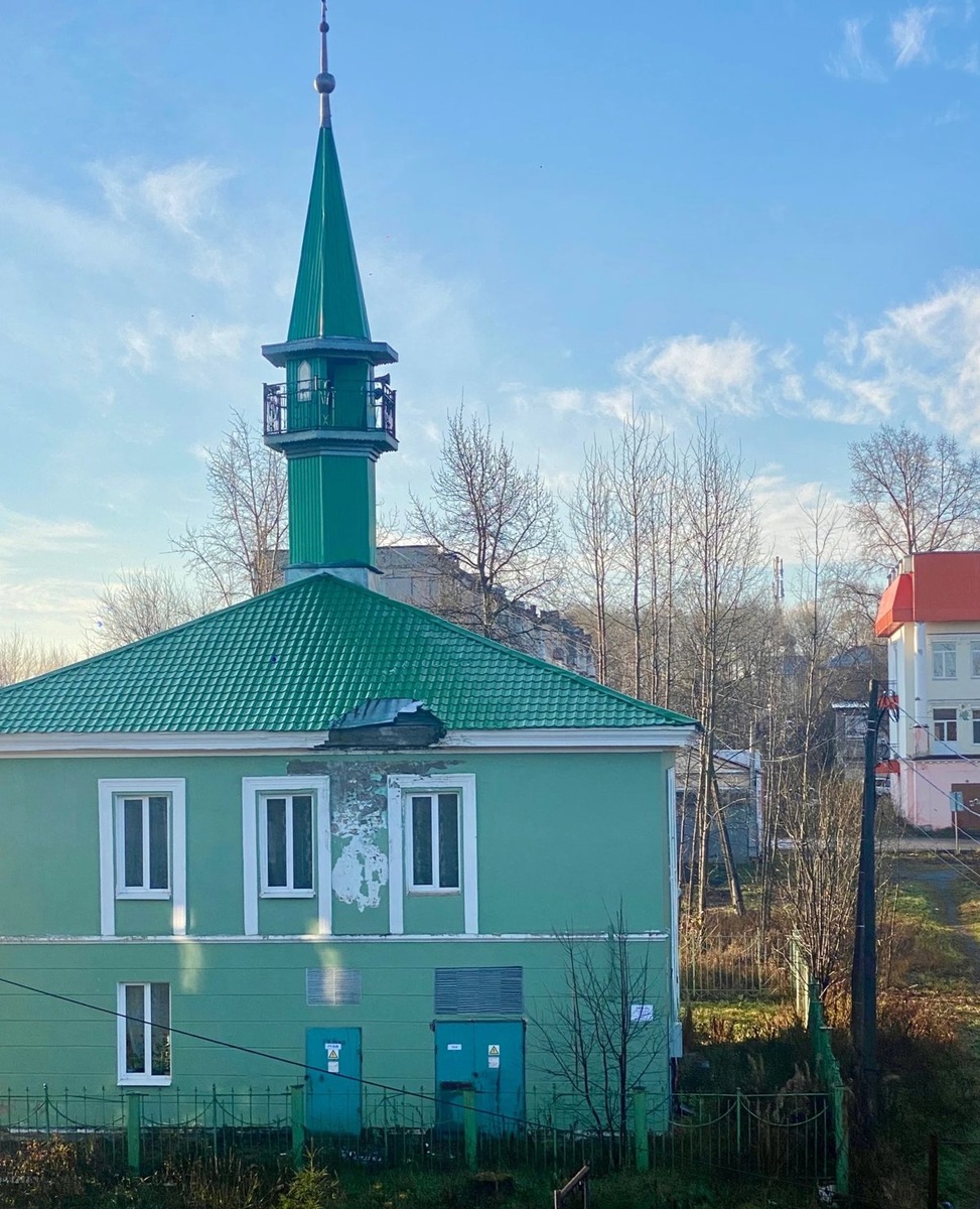    Здание мечети разрушается