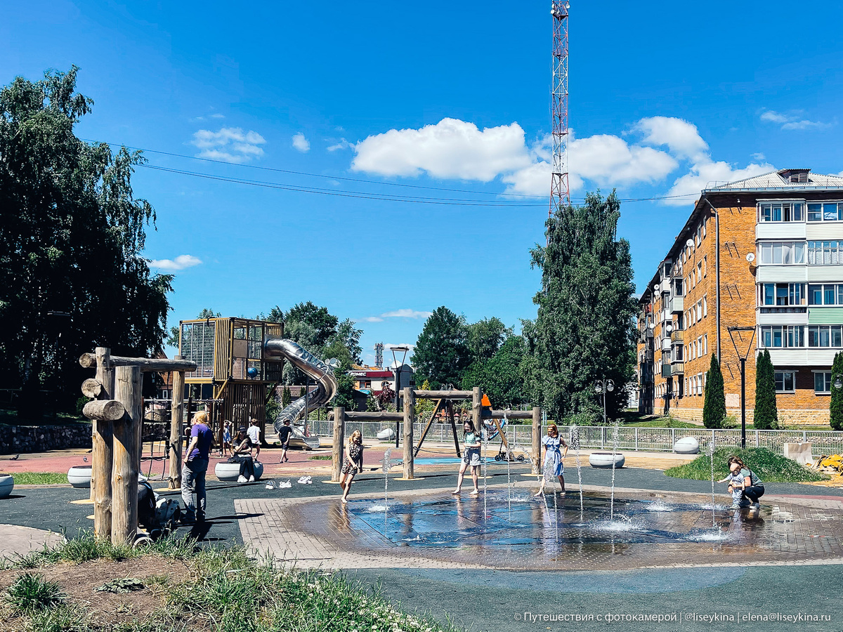 Просто детская площадка (да с фонтаном) в небольшом поселке