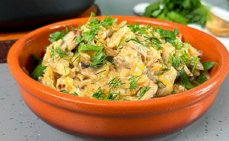 Тушёная квашеная капуста с грибами и соусом: секрет насыщенного вкуса для ужина  