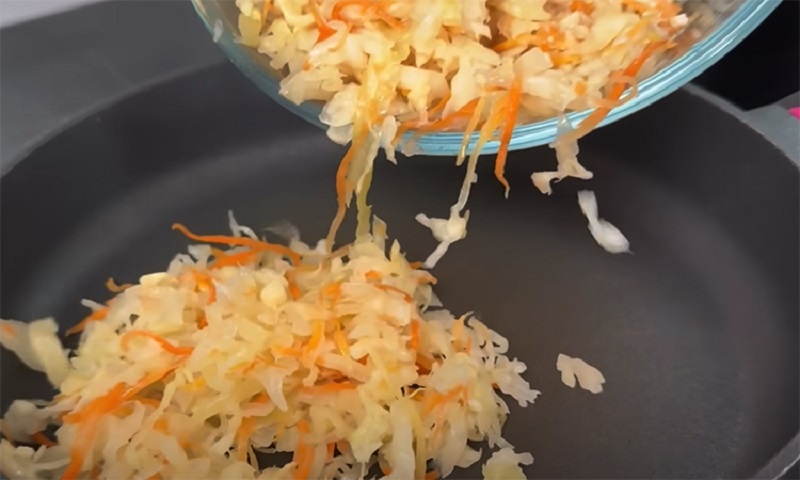 Тушёная квашеная капуста с грибами и соусом: секрет насыщенного вкуса для ужина  