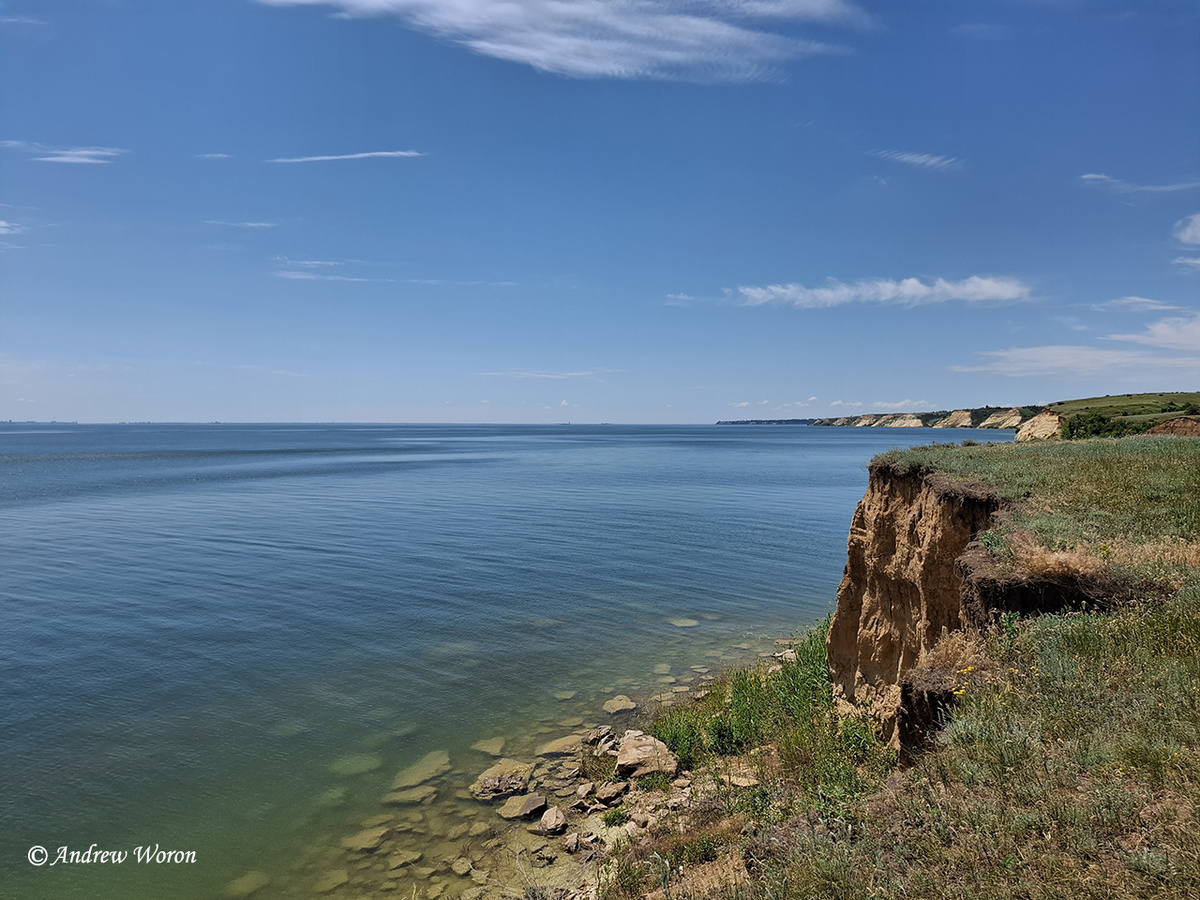 Обрывистый берег над чистой водой