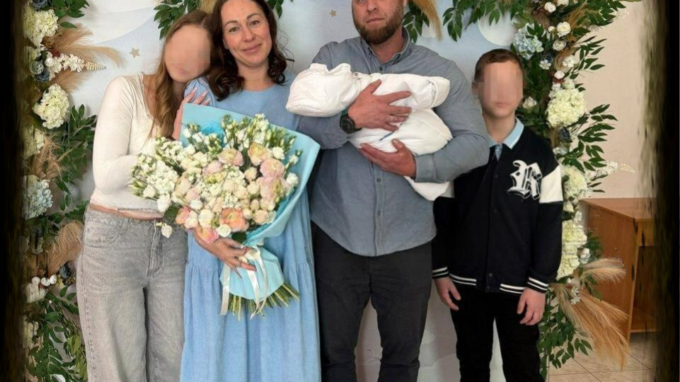 В Ломоносове местные чиновники пытаются выселить русскую многодетную семью из купленного ими дома.
