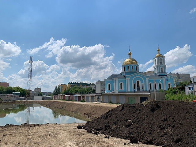    Сквер на улице Студенческой рядом с Покровской церковью до недавнего времени представлял собой заросший бурьяном пустырь с водоемом в центре