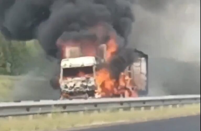 Полыхающую фуру сняли на видео на трассе в Татарстане
