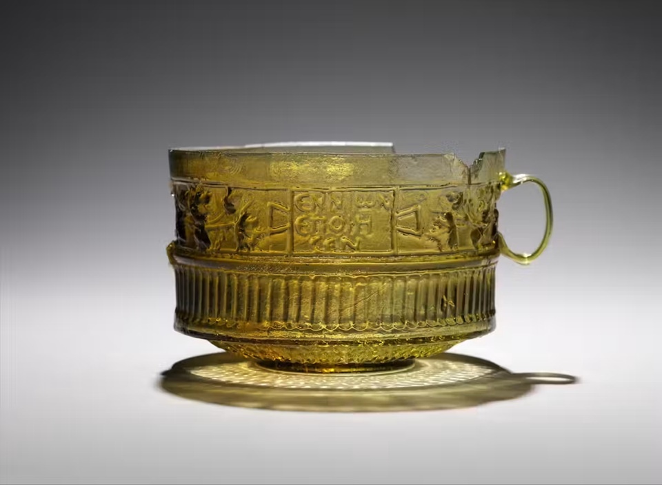    Стеклянный кубок с клеймом «Сделал Эннион», ок. 1–50 гг. н. э..Metropolitan Museum of Art