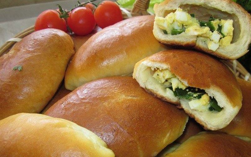 Пирожки с яйцом и зеленым луком в духовке: рецепт быстрого теста, которое тает во рту