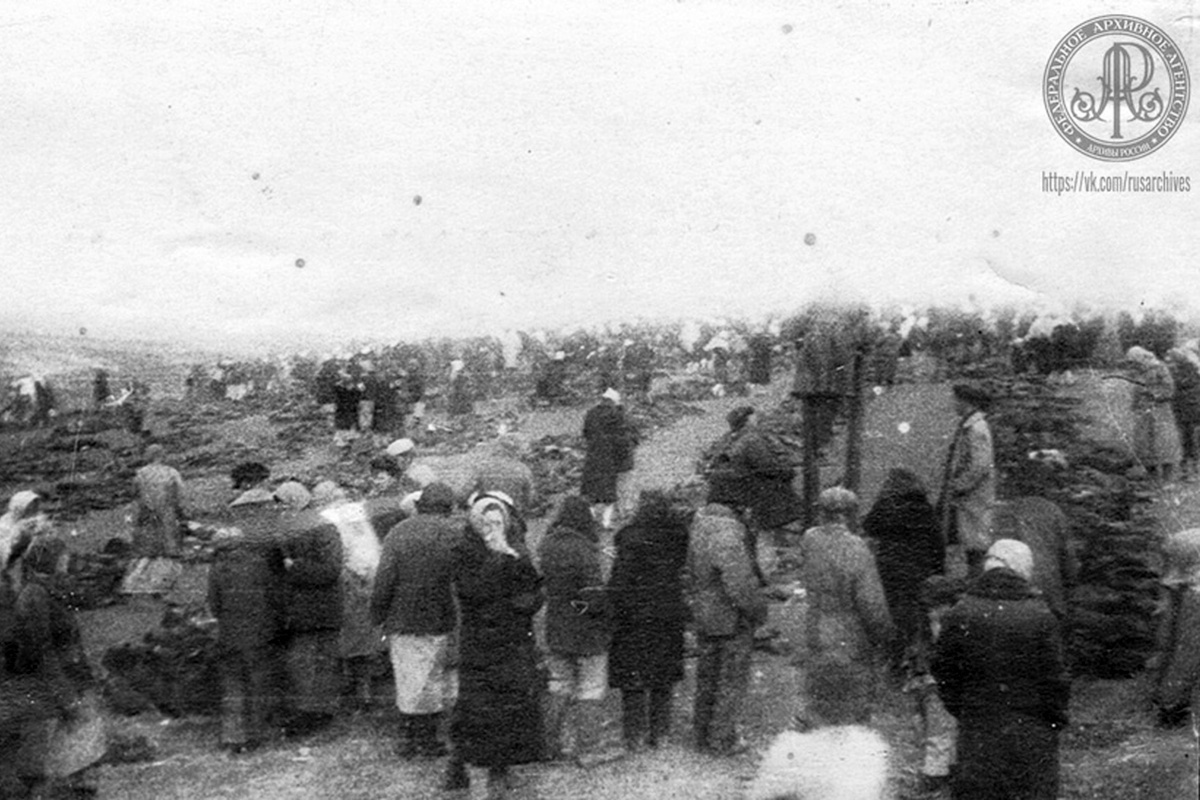    Опознание трупов жертв фашистов после освобождения г. Сталино. 1943 г./Федеральное архивное агентство