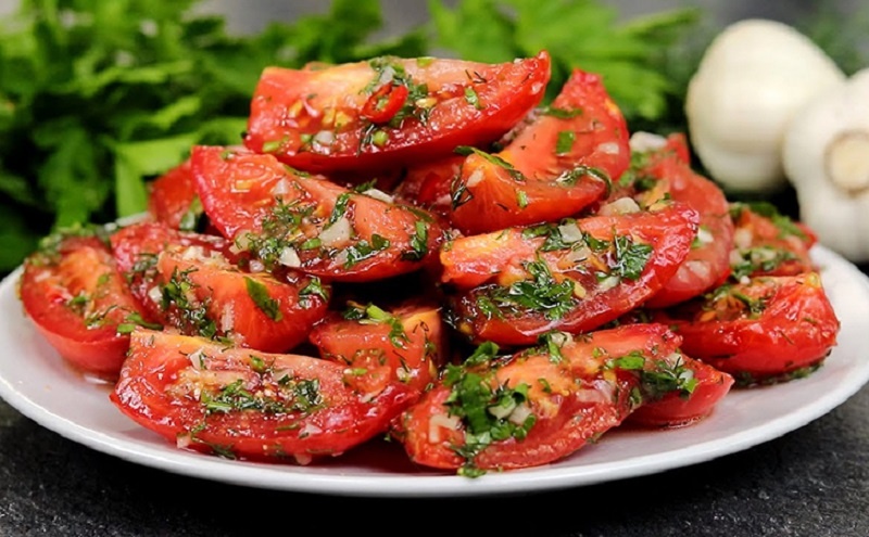 Маринованные помидоры с зеленью и чесноком — свежий вкус летнего стола