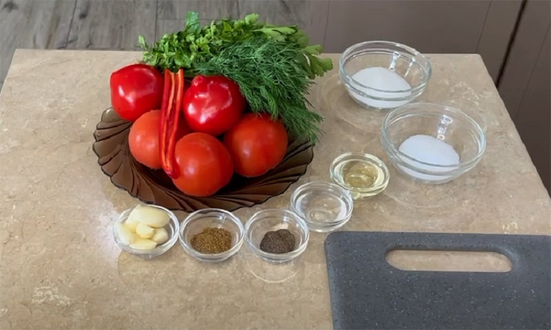 Маринованные помидоры с зеленью и чесноком — свежий вкус летнего стола