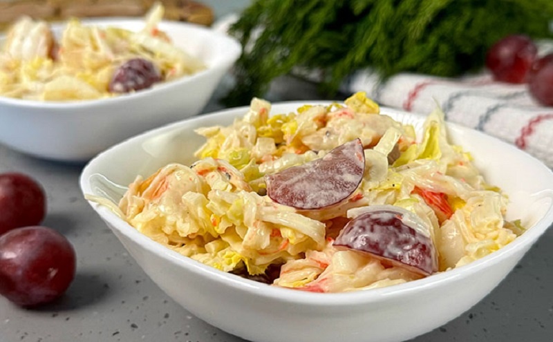 Сочный салат с пекинской капустой и морепродуктами: рецепт на каждый день