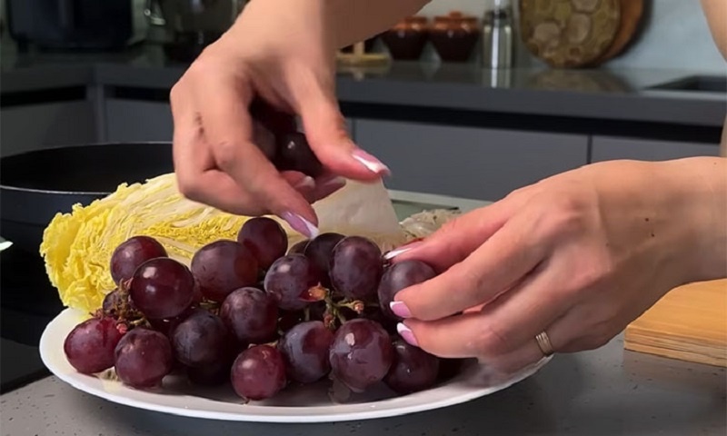 Сочный салат с пекинской капустой и морепродуктами: рецепт на каждый день