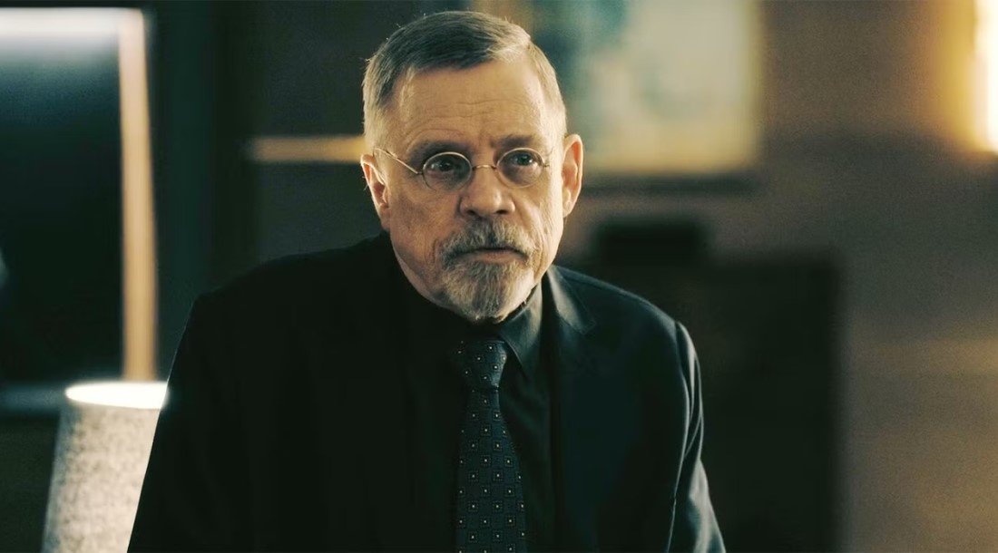     Марк Хэмилл, кадр из сериала «Падение дома Ашеров» (2023)