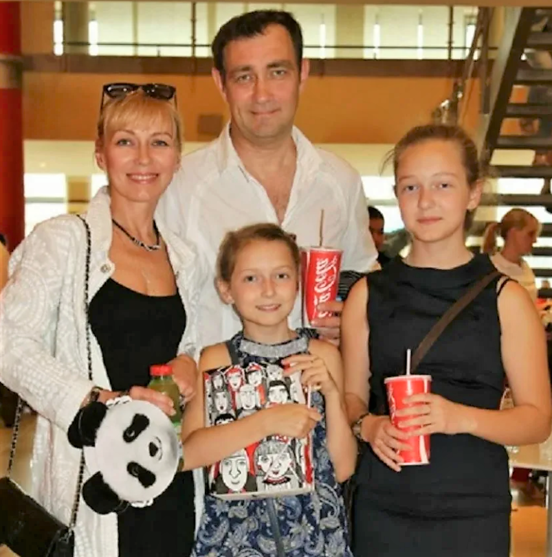 Константин Юшкевич с женой и дочерьми