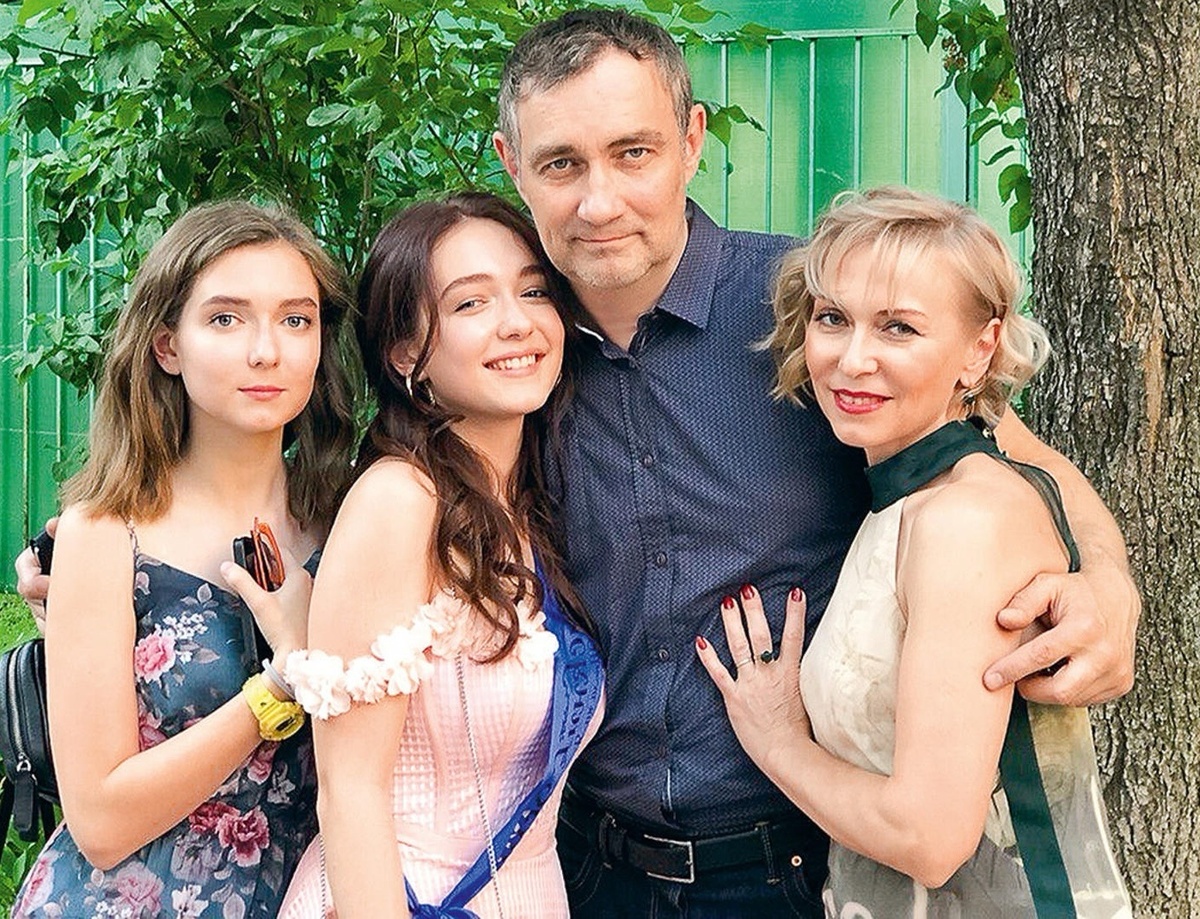 Константин Юшкевич с женой и дочерьми