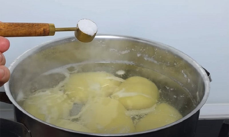 Хрустящие картофельные зразы с мясом: бюджетный ужин для всей семьи 