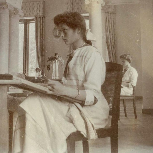 Великая княжна Анастасия рисует в Ливадийском дворце