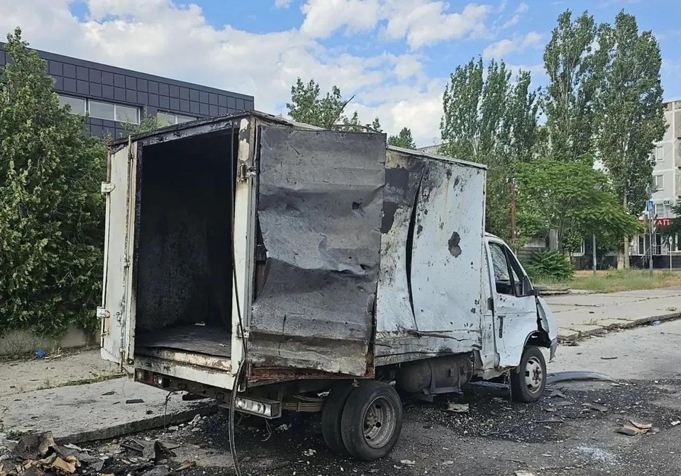    Гражданский транспорт оказался поврежден. Фото - канал МАХ Максима Пухова
