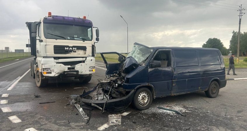    Смертельное ДТП в Пинском районе: на трассе М-10 Volkswagen влетел под MAN