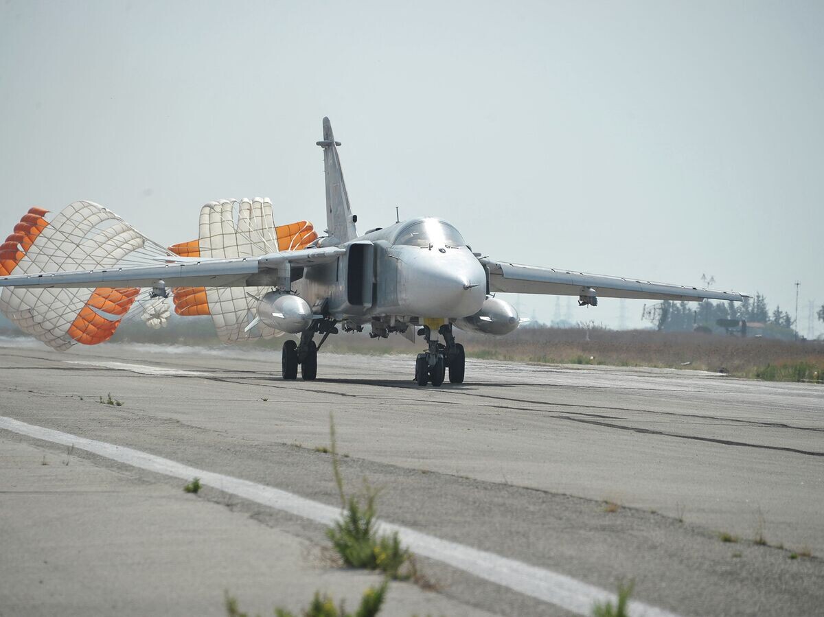    *Бомбардировщик Су-24 садится на авиабазе "Хмеймим" (Латакия), Сирия© РИА Новости . Дмитрий Виноградов