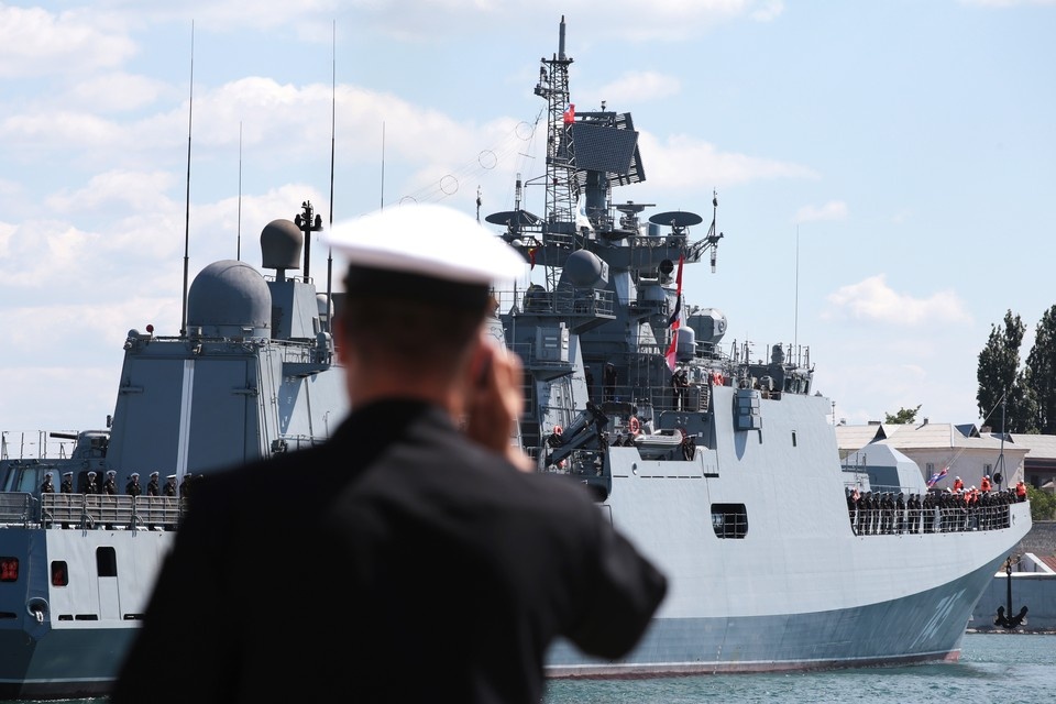    Командир российского военного корабля действовал строго по инструкции для подобных случаев. Фото: Александр Карпушкин/ТАСС