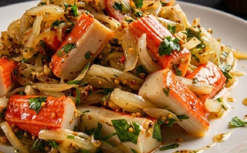Как приготовить крабовую закуску с маринованным луком — свежий вкус лета