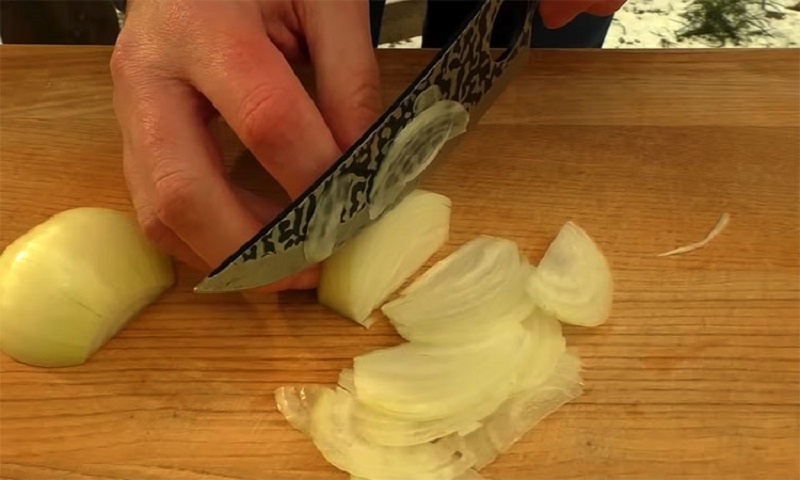 Как приготовить крабовую закуску с маринованным луком — свежий вкус лета  